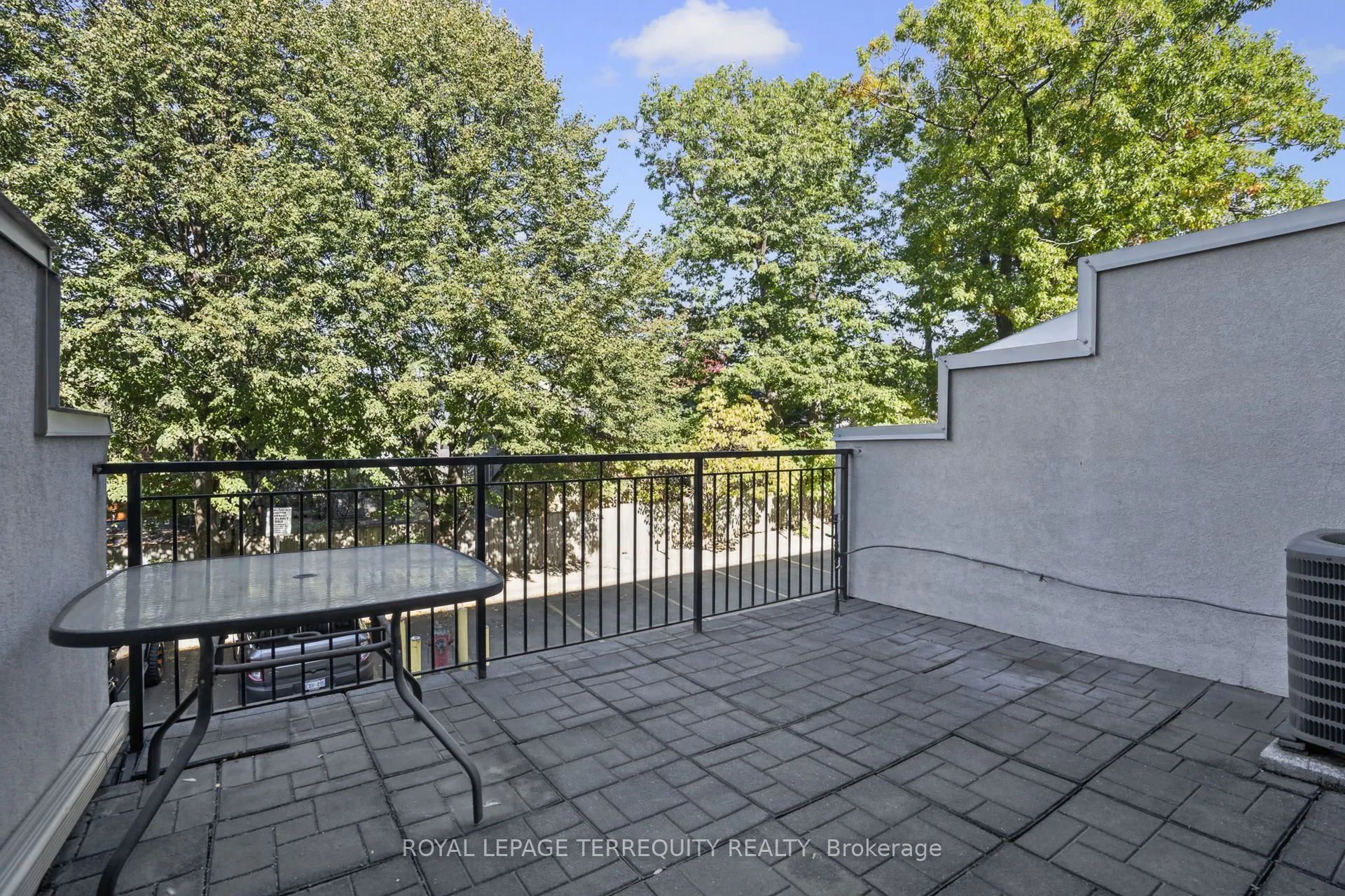 958 The Queensway