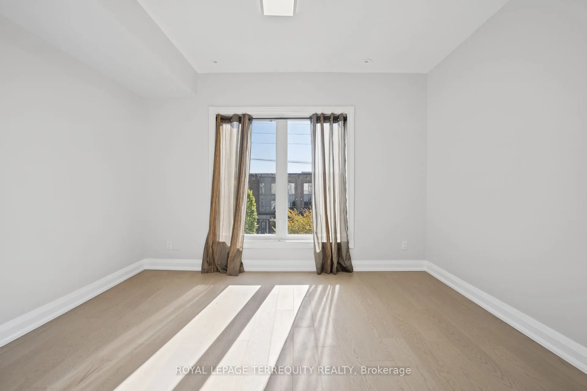 958 The Queensway