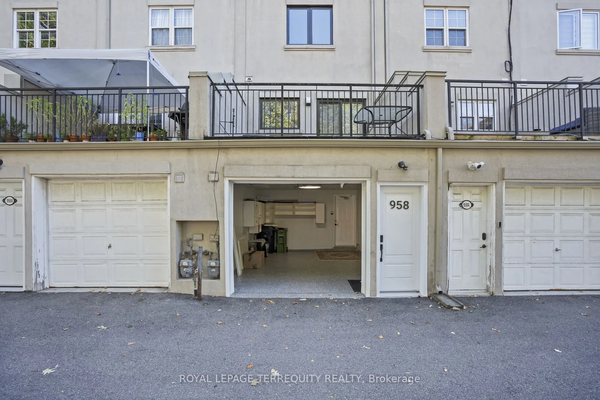 958 The Queensway