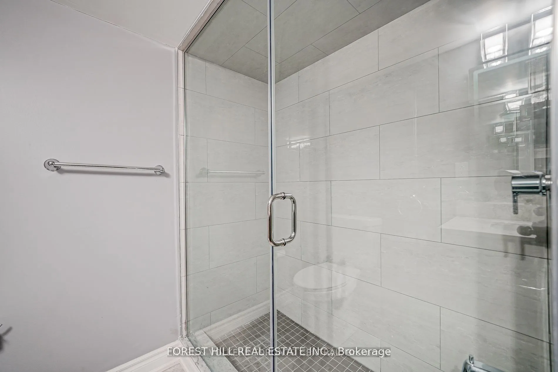 39A Lippincott Street E #Lower