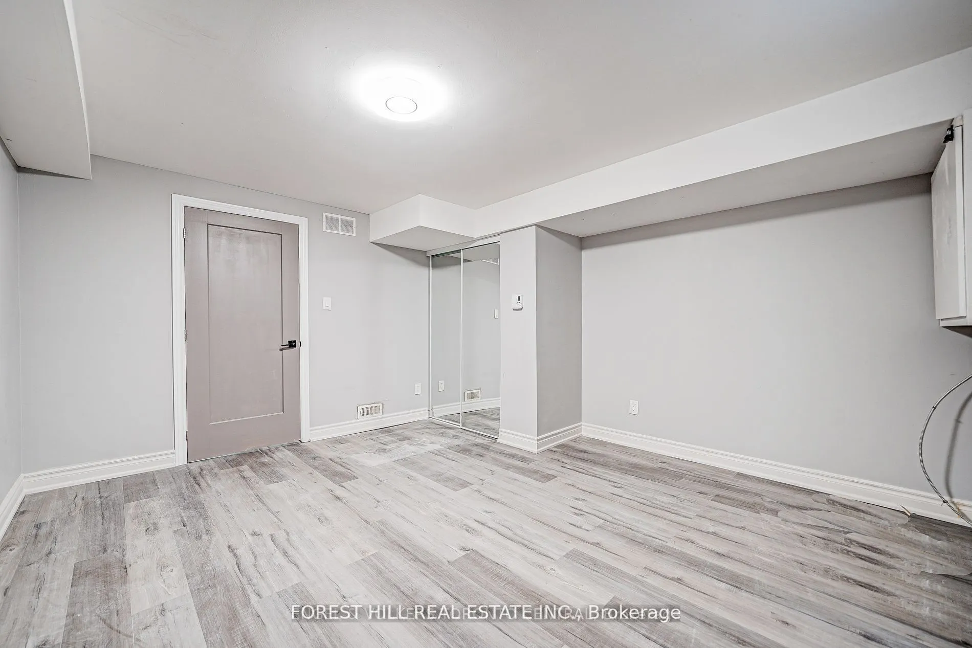 39A Lippincott Street E #Lower