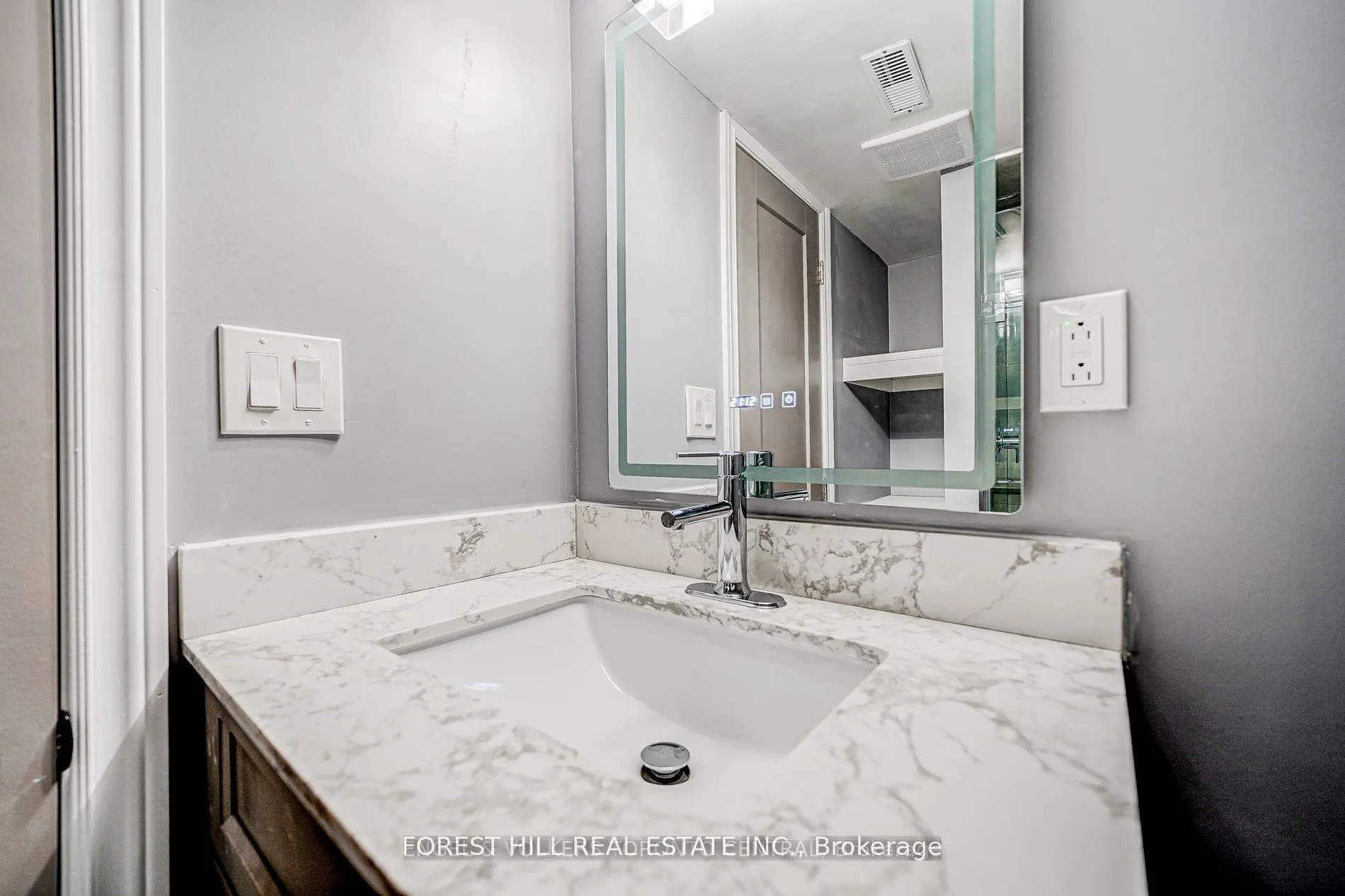 39A Lippincott Street E #Lower