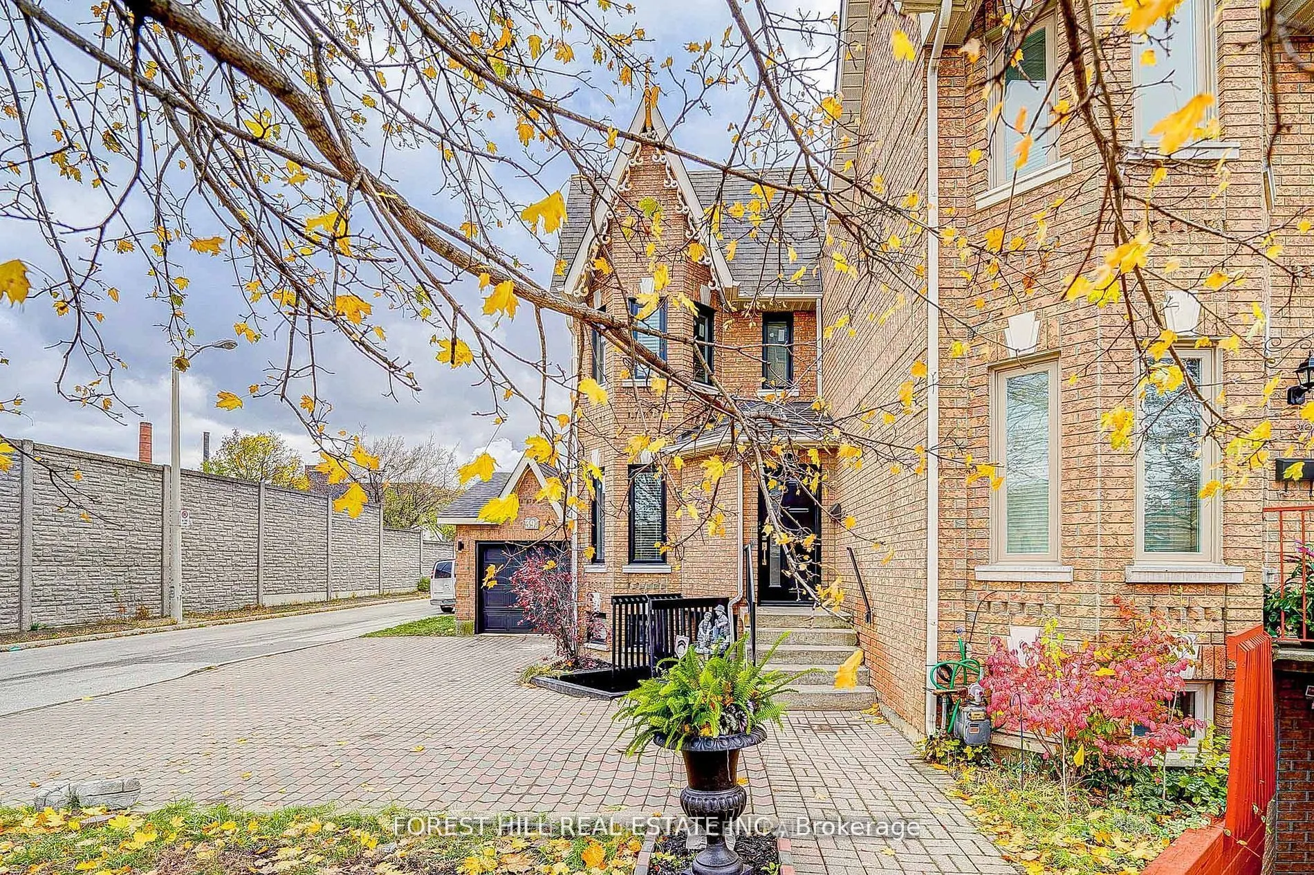 39A Lippincott Street E #Lower