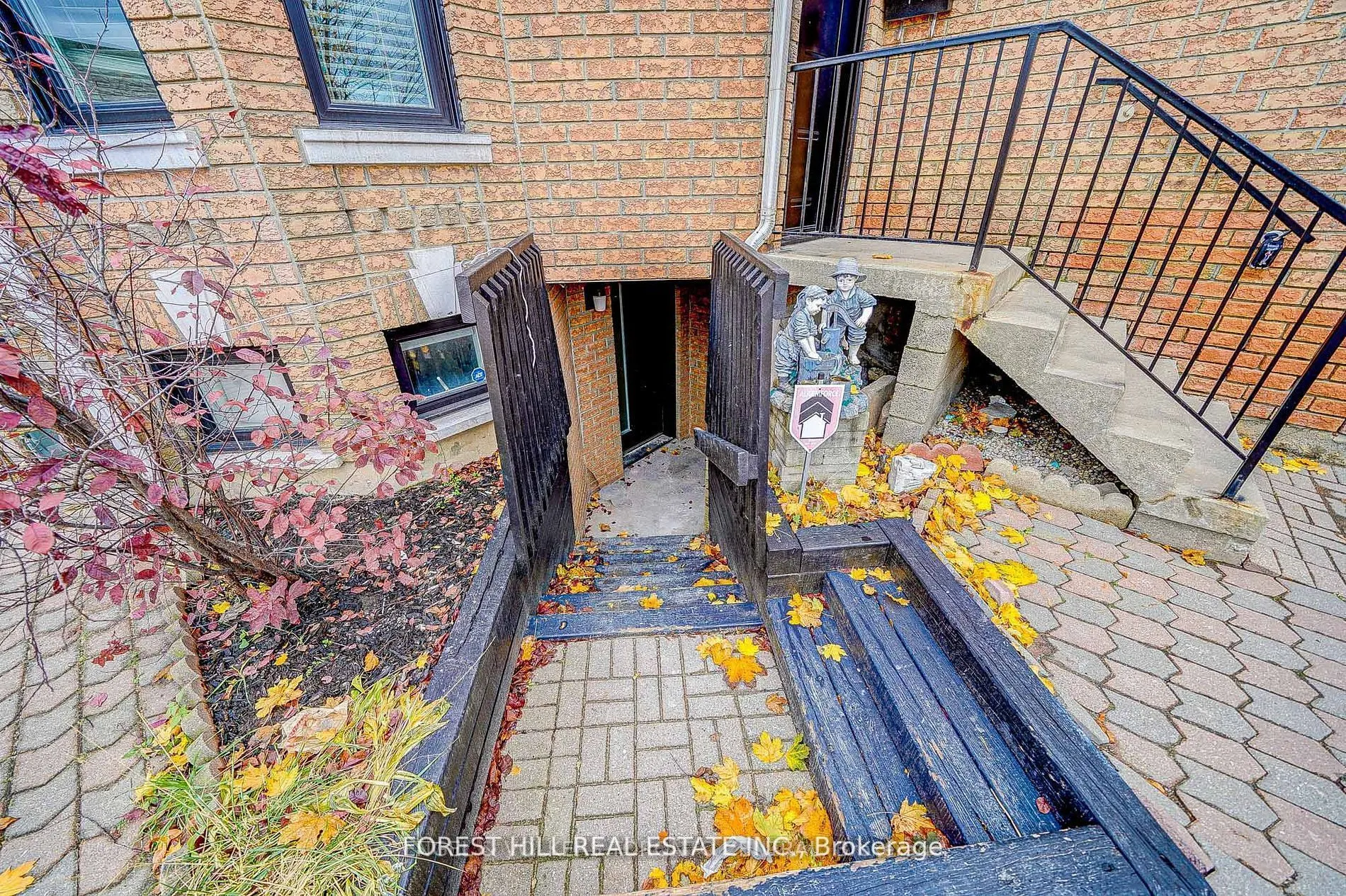 39A Lippincott Street E #Lower