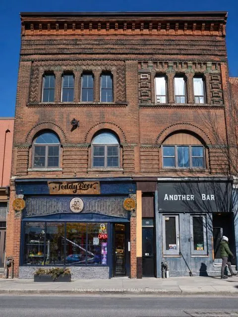 928 Bloor Street W