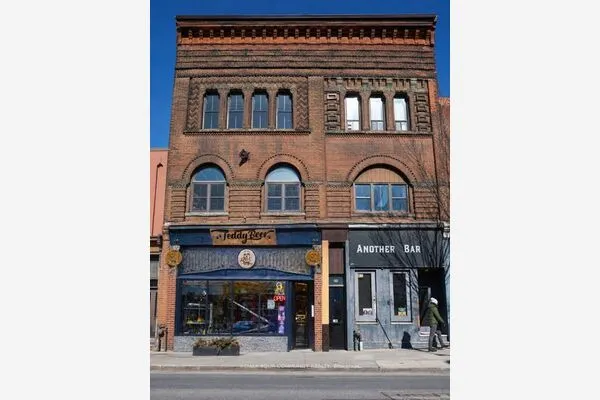 928 Bloor Street W