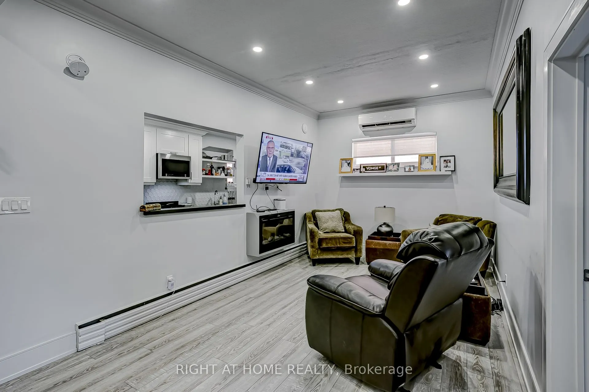 181 Lakeshore Road E