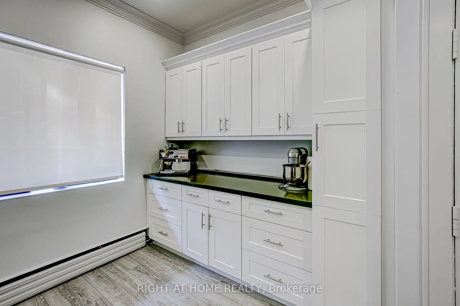 181 Lakeshore Road E