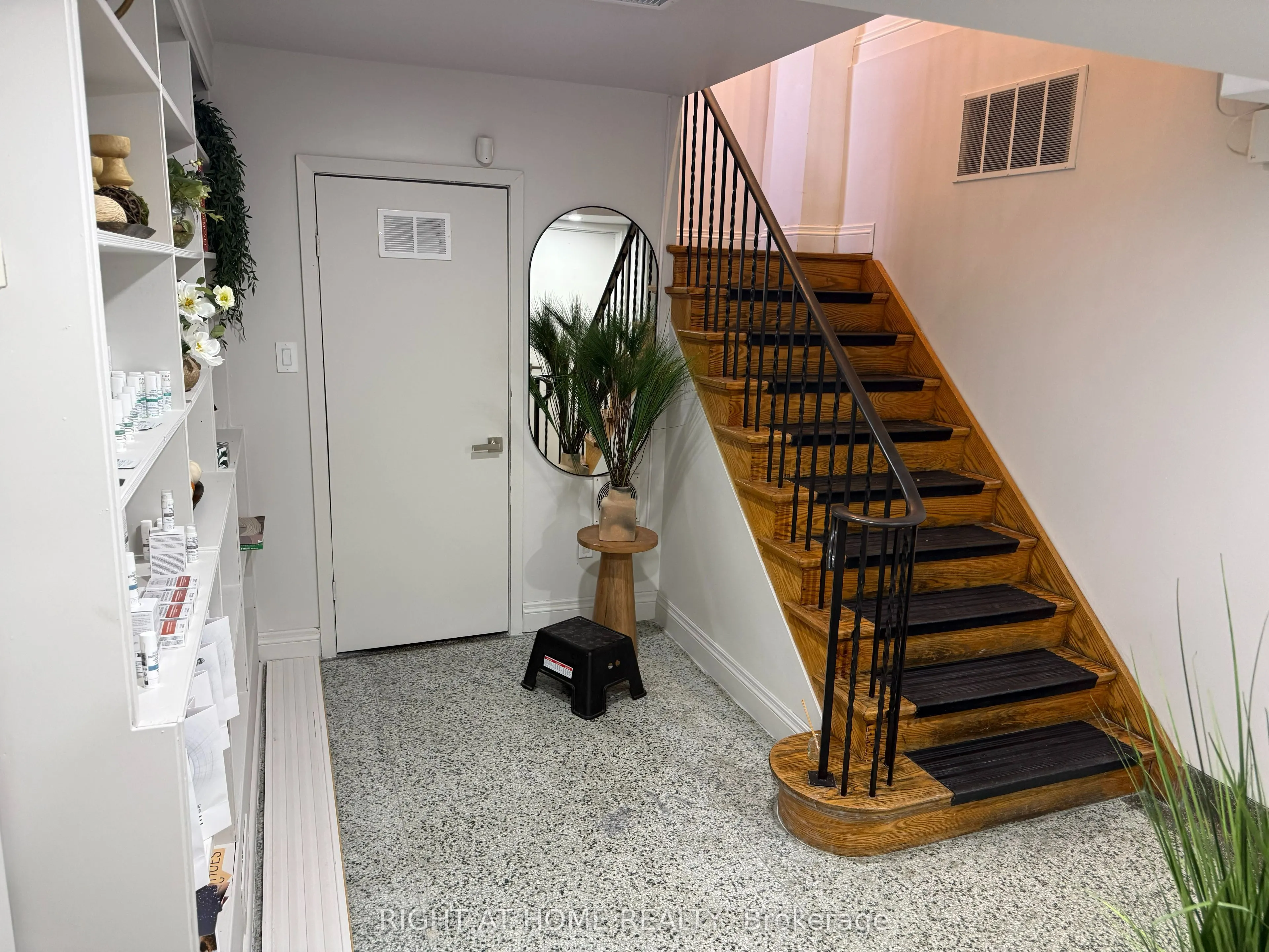181 Lakeshore Road E