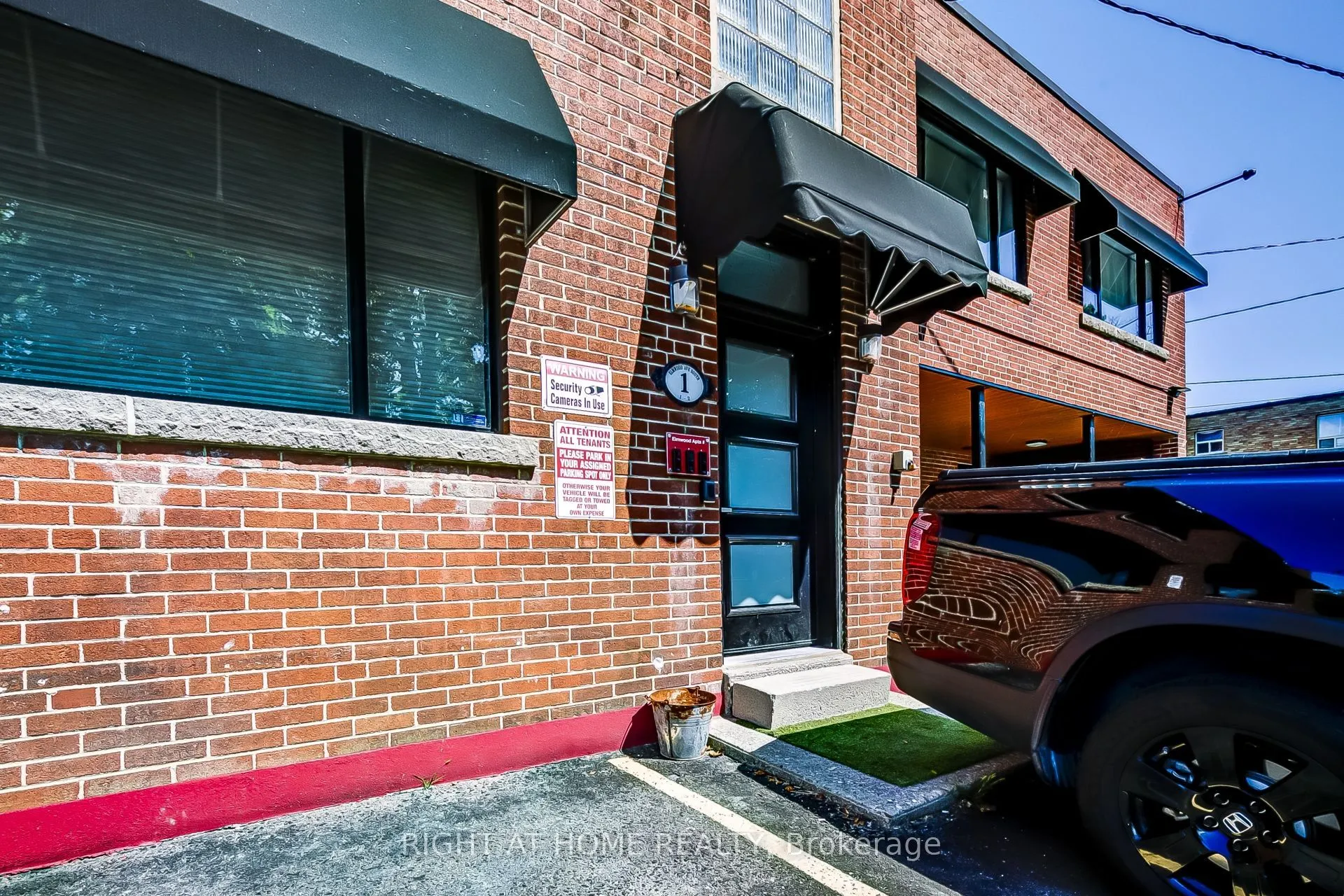 181 Lakeshore Road E