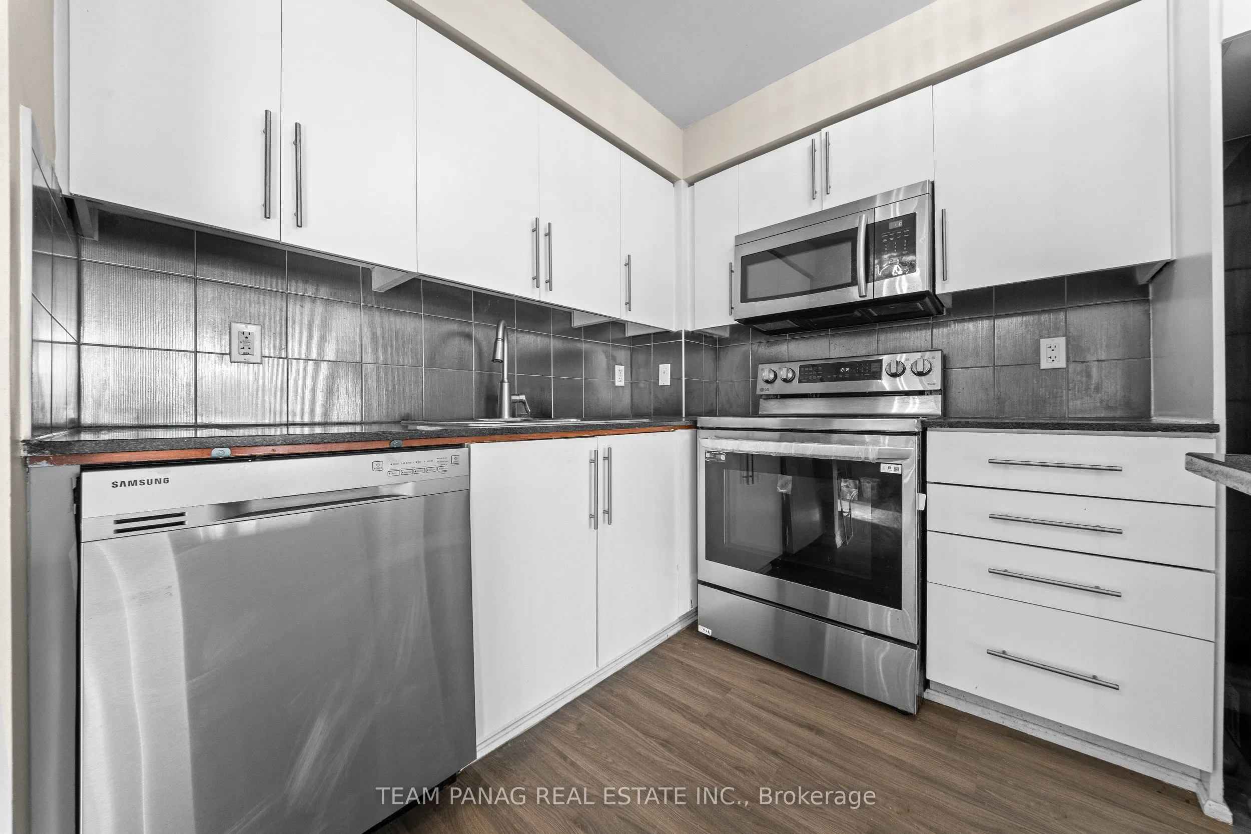 310 Burnhamthorpe Road W #401