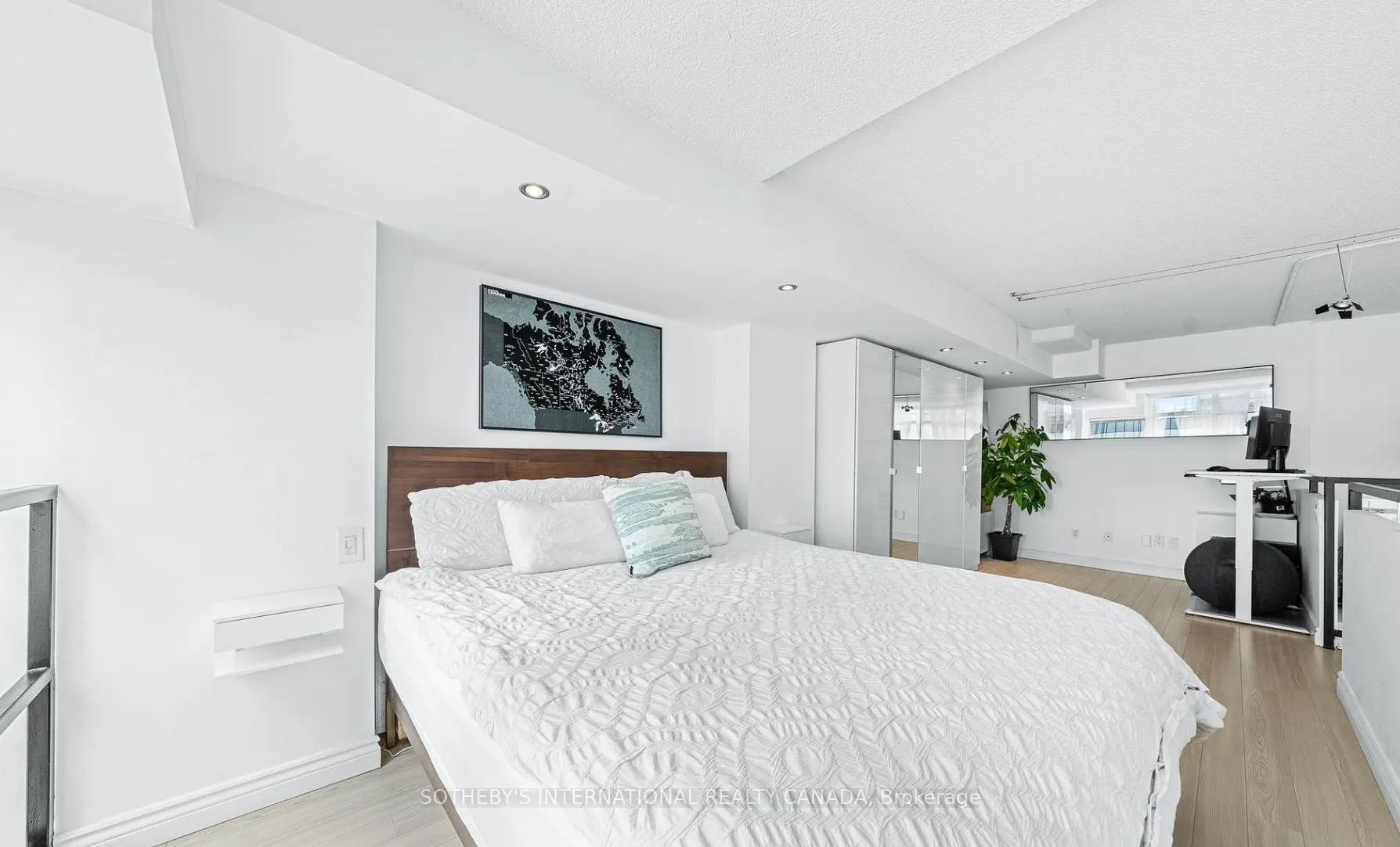 300 Manitoba Street #212