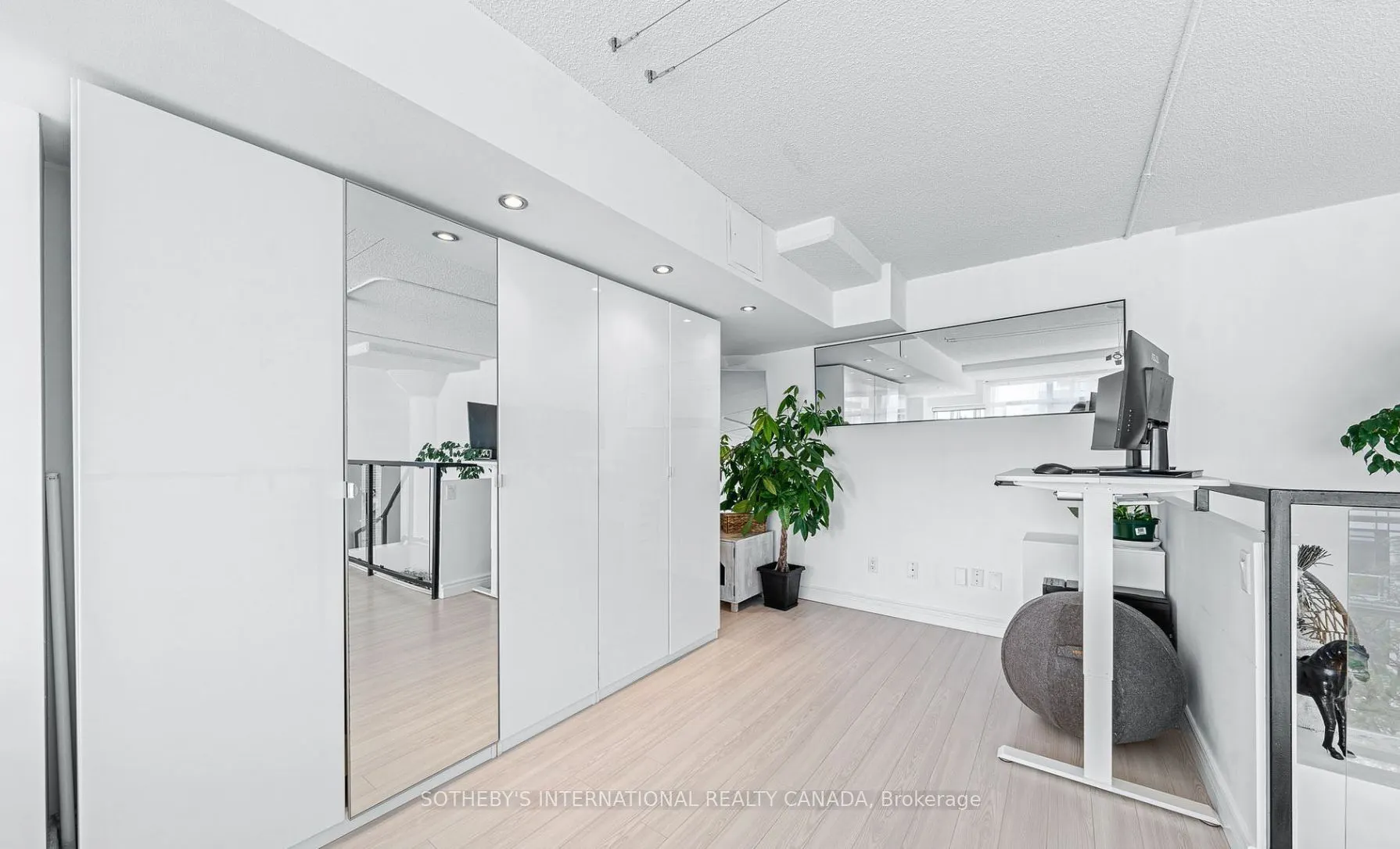 300 Manitoba Street #212