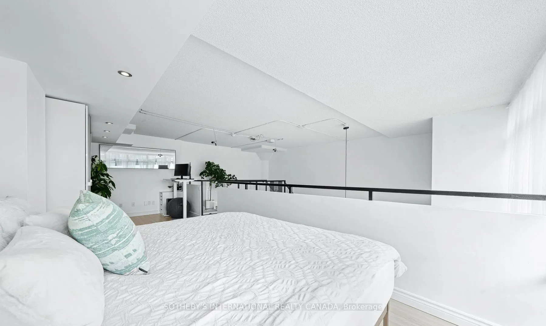 300 Manitoba Street #212