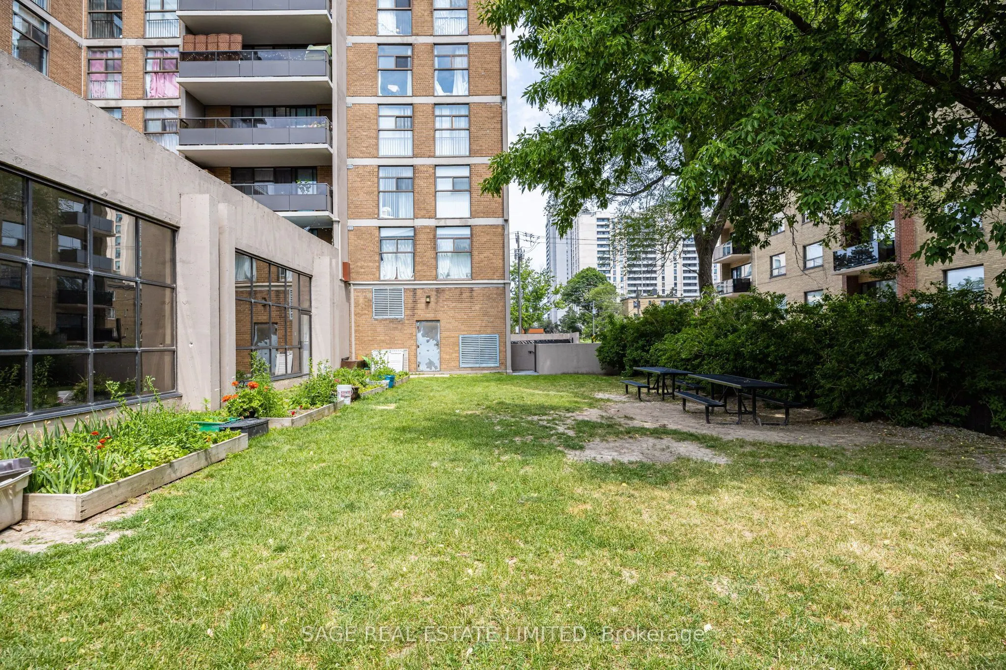 135 Marlee Avenue #1904
