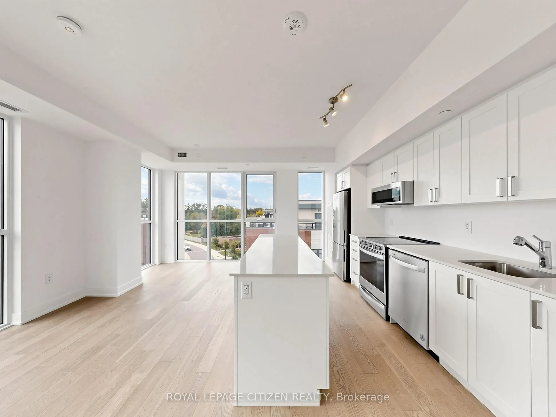 1063 Douglas McCurdy Common #412