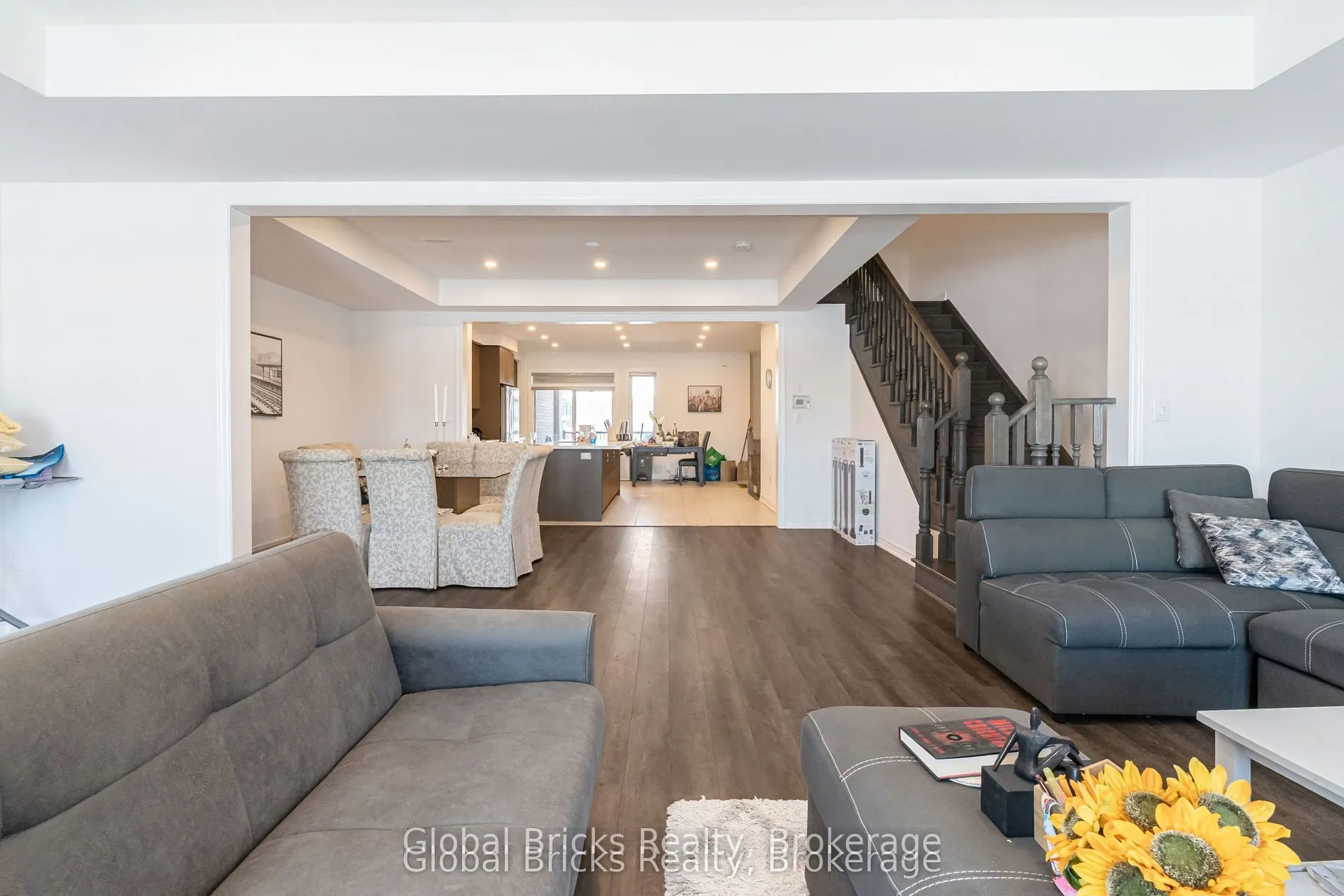 49 Burnhamthorpe Road E