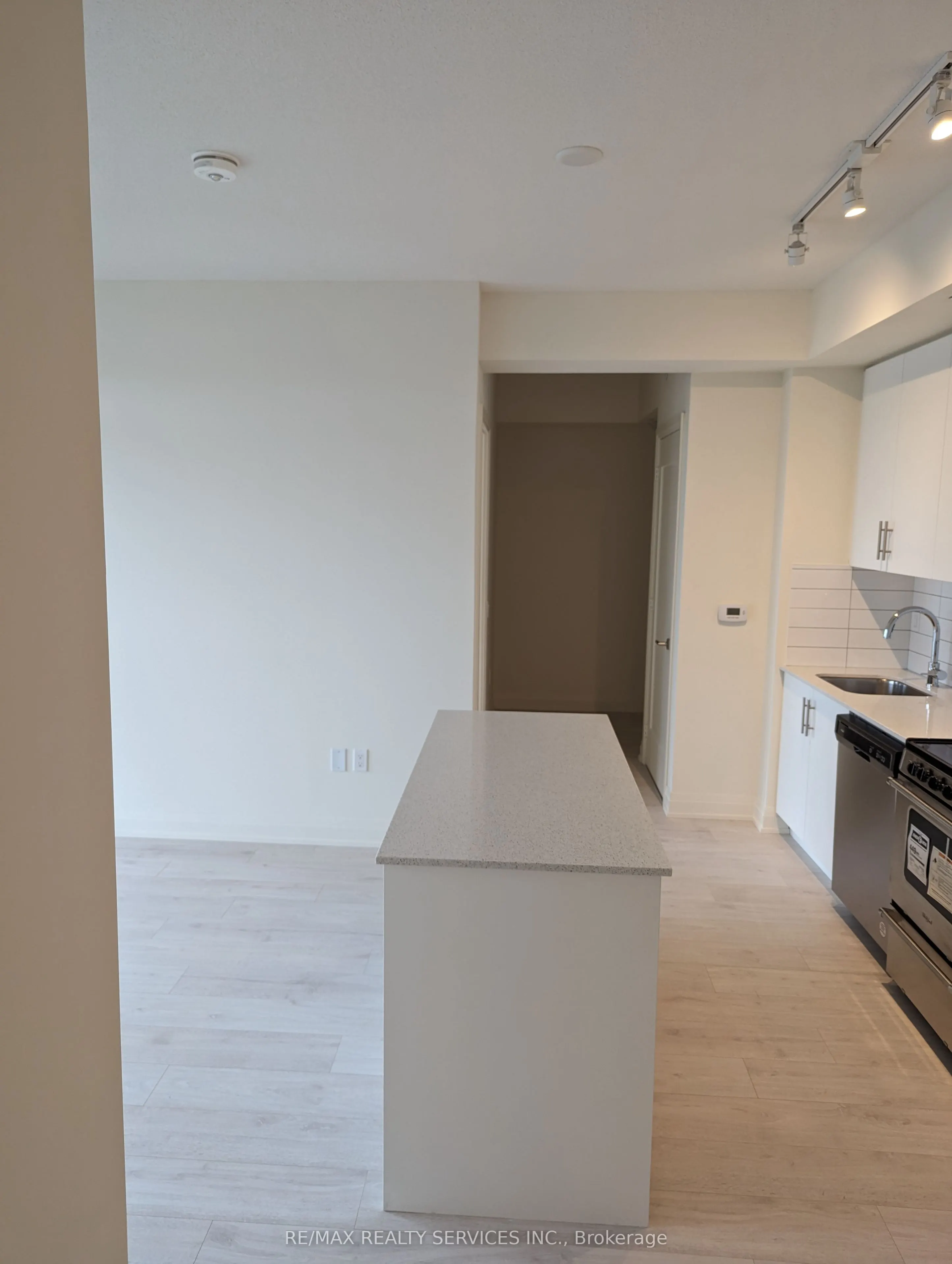 509 Dundas Street W #516