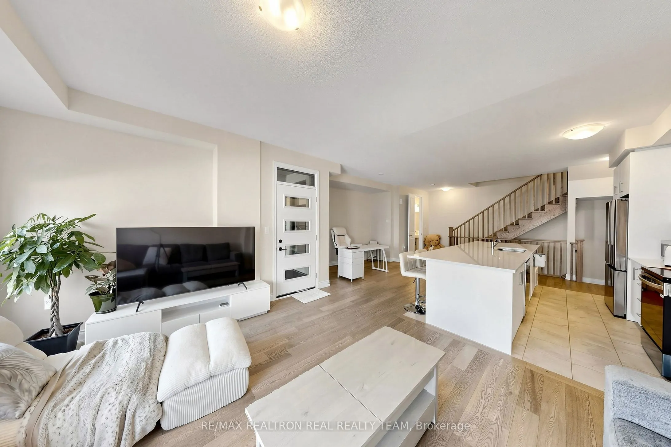 1284 Dempster Lane
