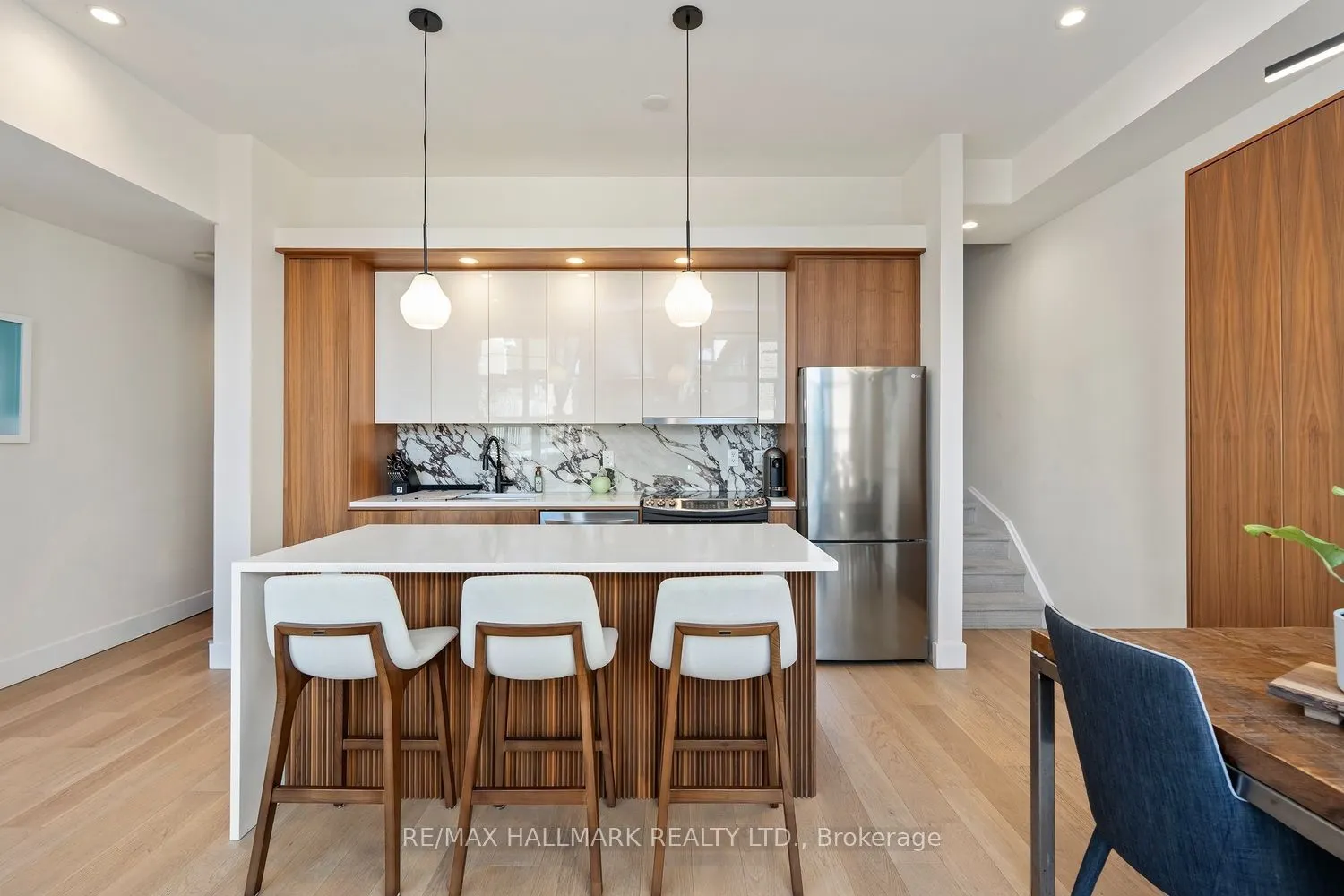 39 Dekoven Mews #4