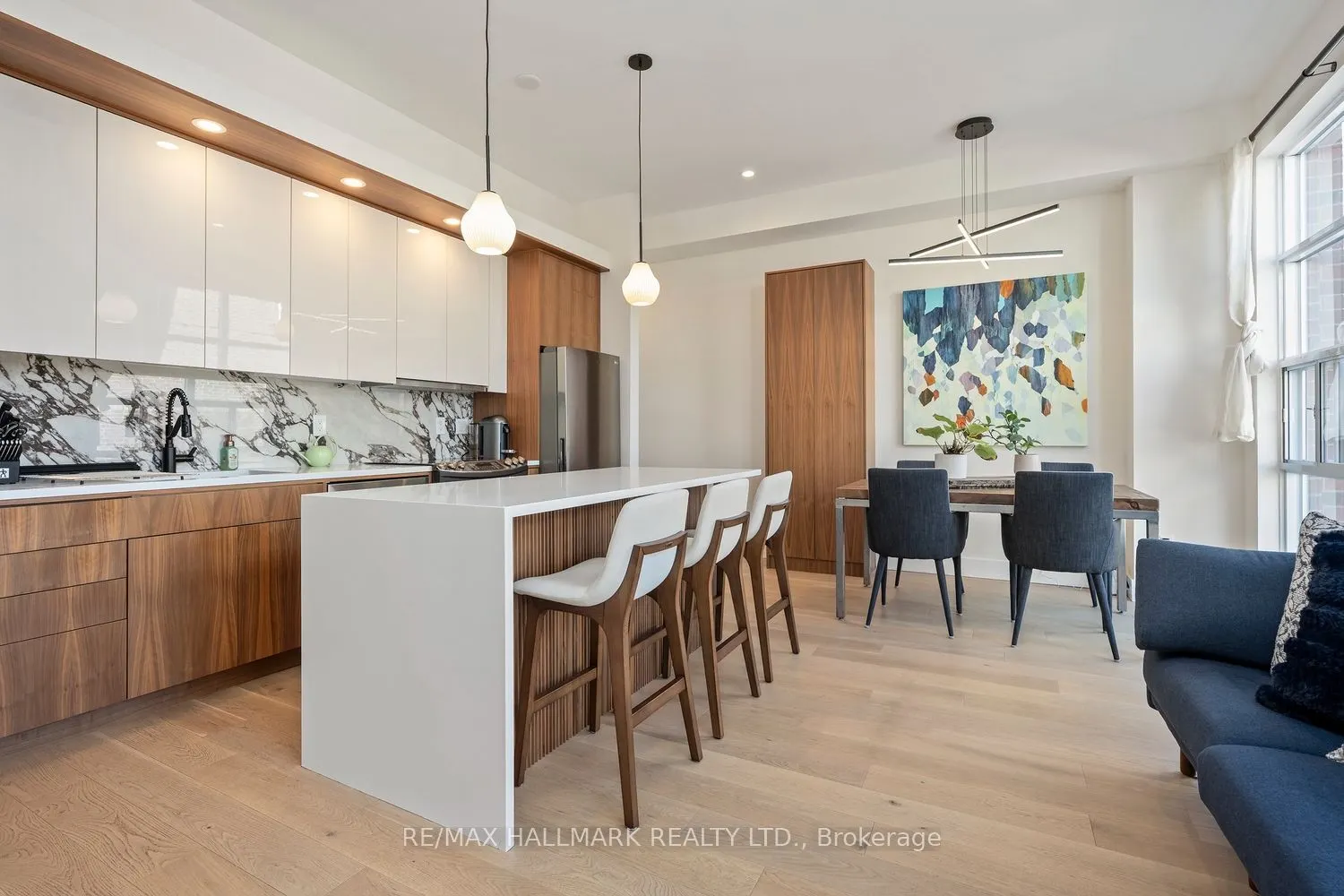 39 Dekoven Mews #4