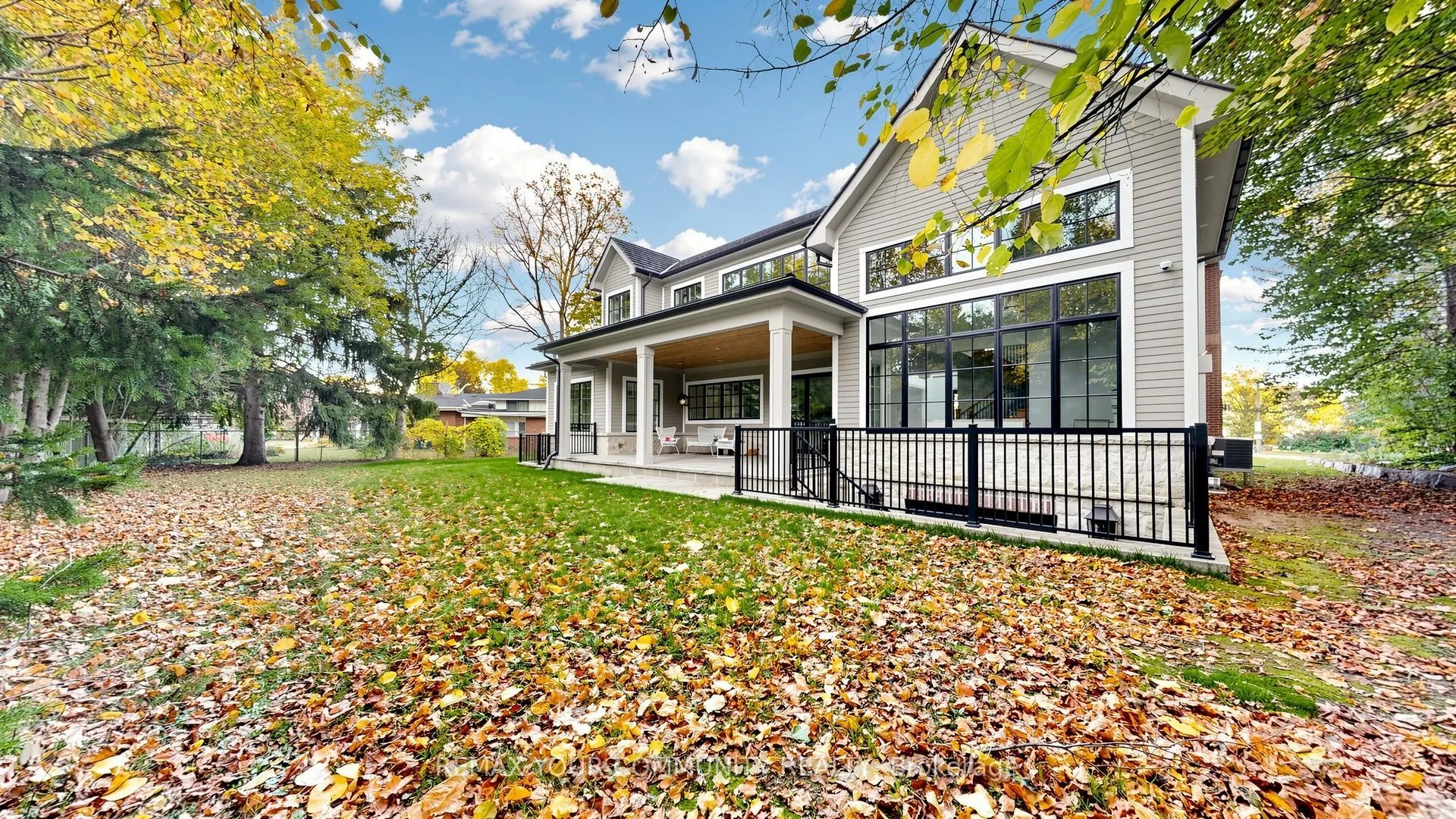 1427 Lakeshore Road W