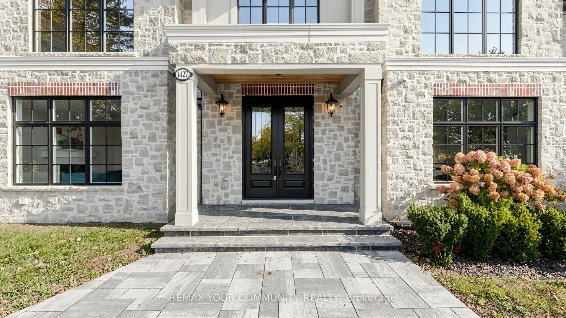 1427 Lakeshore Road W