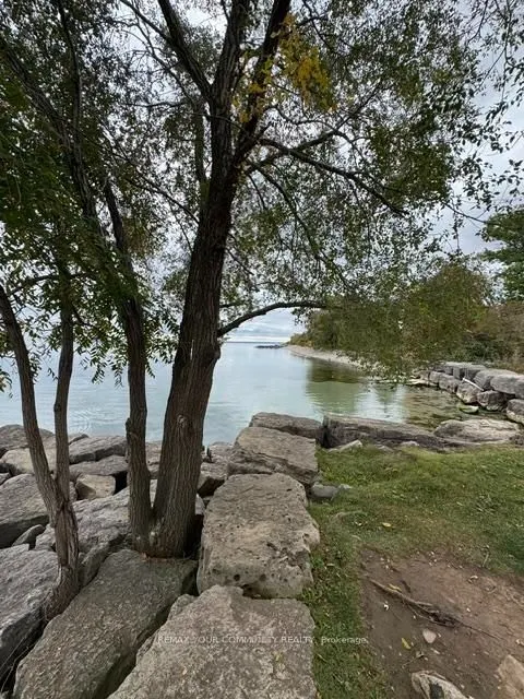 1427 Lakeshore Road W