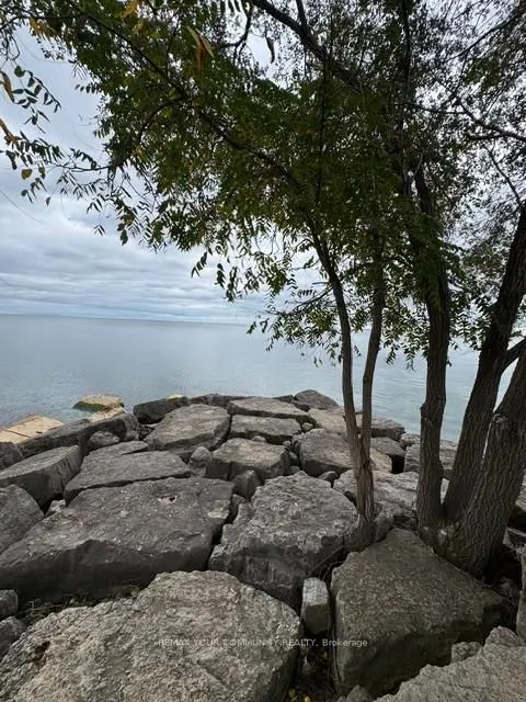 1427 Lakeshore Road W