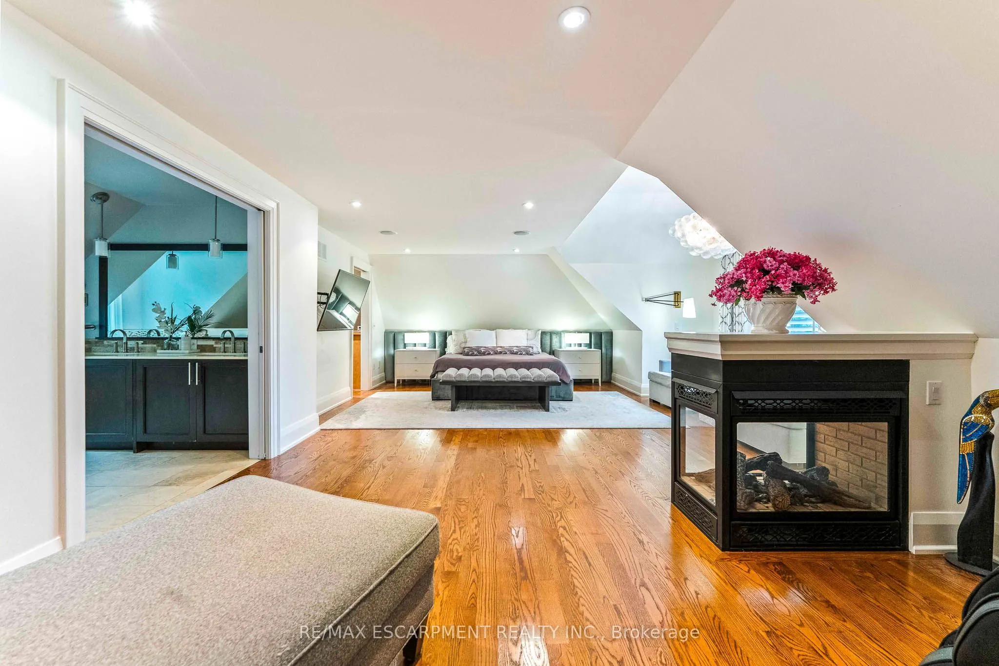 2209 Pineneedle Row