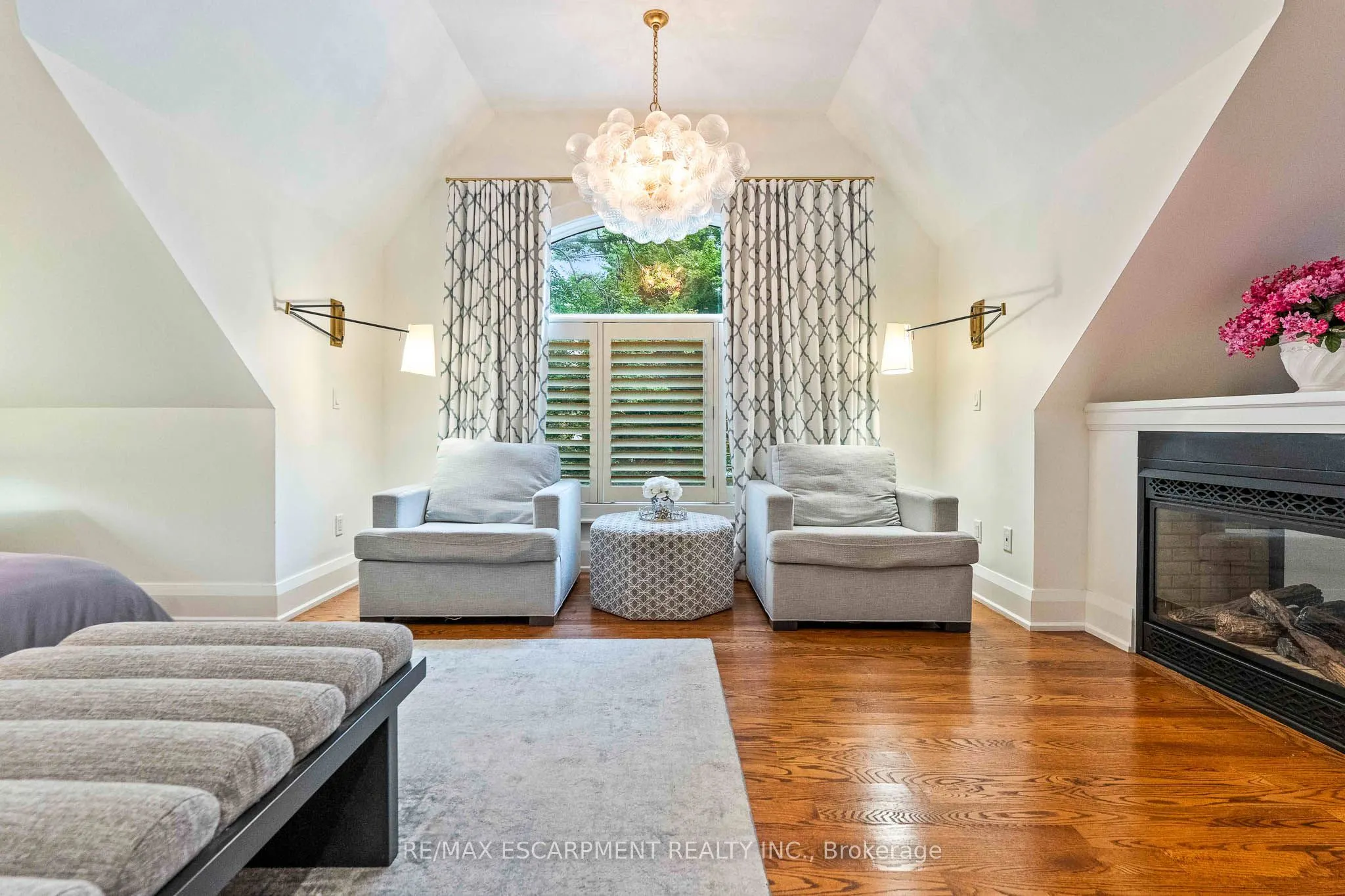 2209 Pineneedle Row
