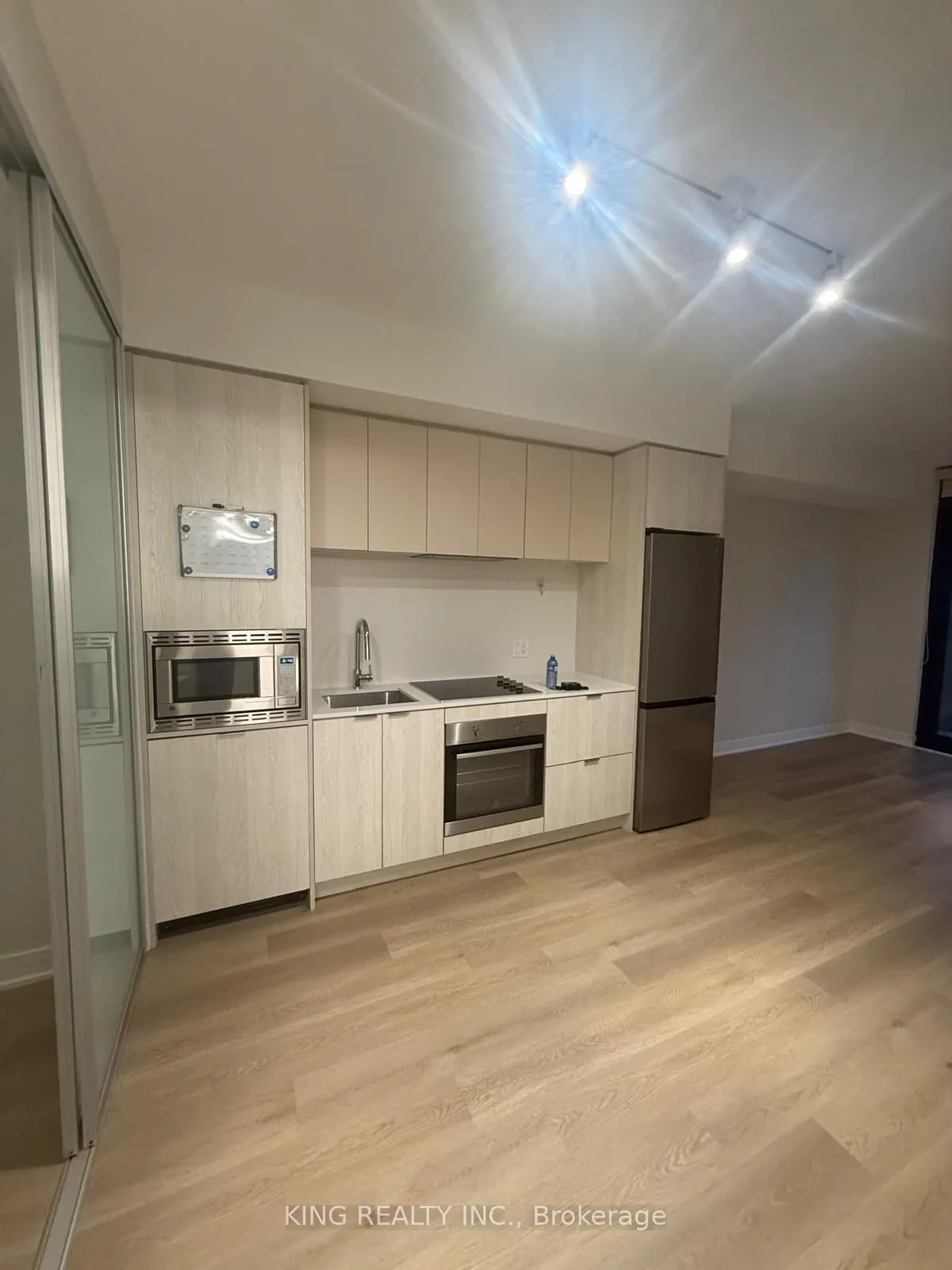 86 Dundas Street E #411