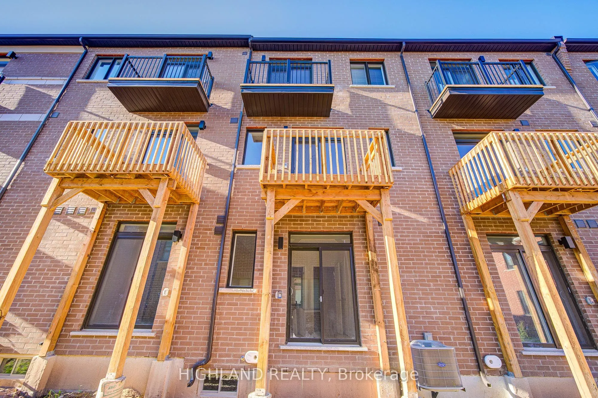 1164 Dartmouth Crescent