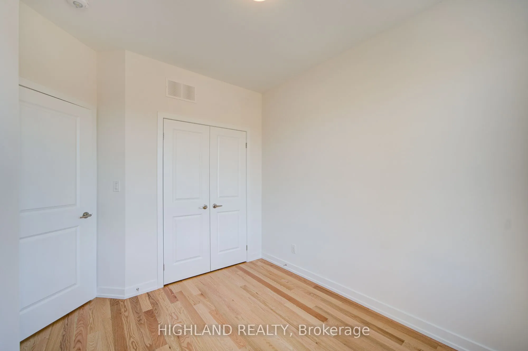 1164 Dartmouth Crescent