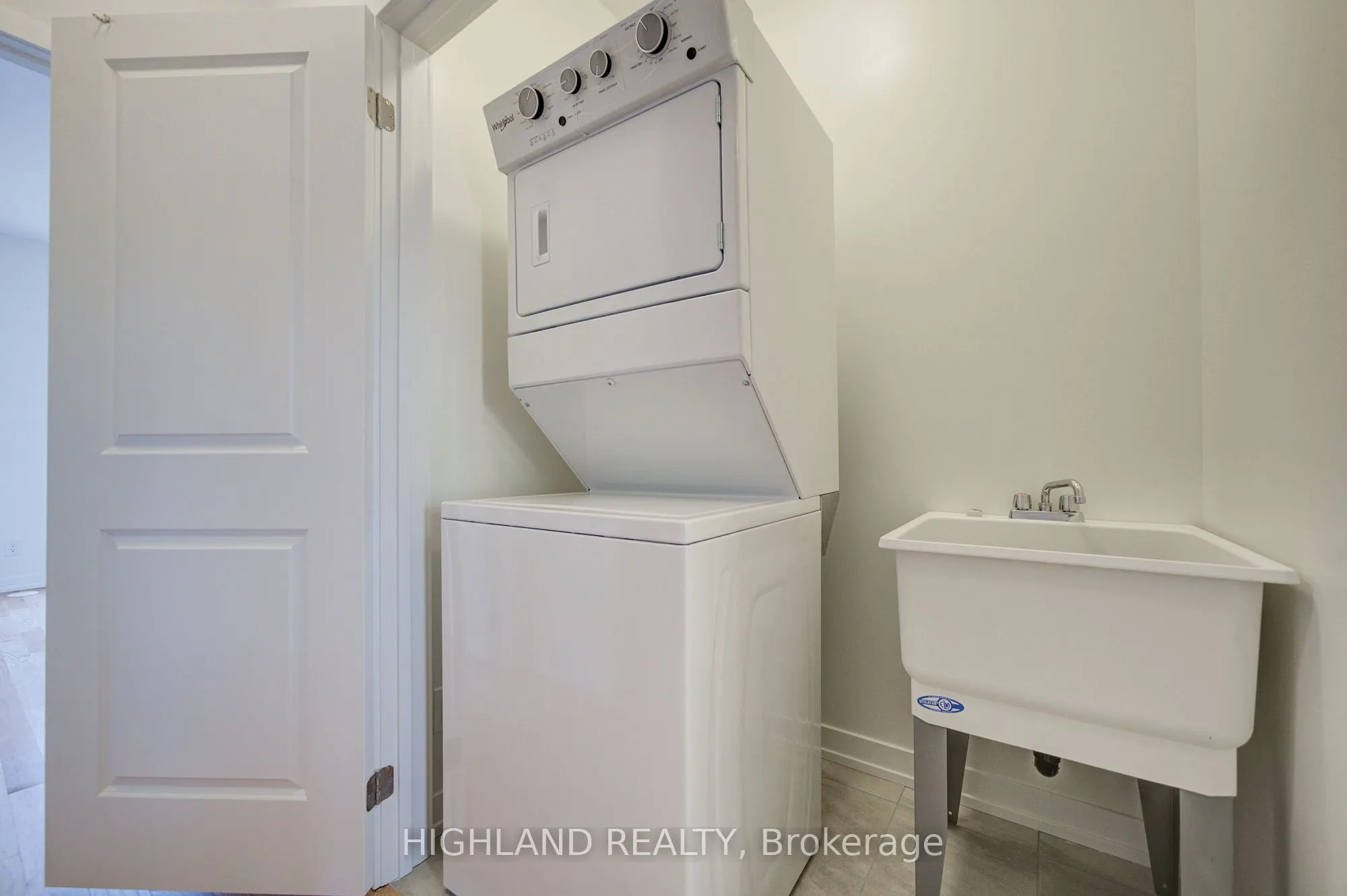 1164 Dartmouth Crescent