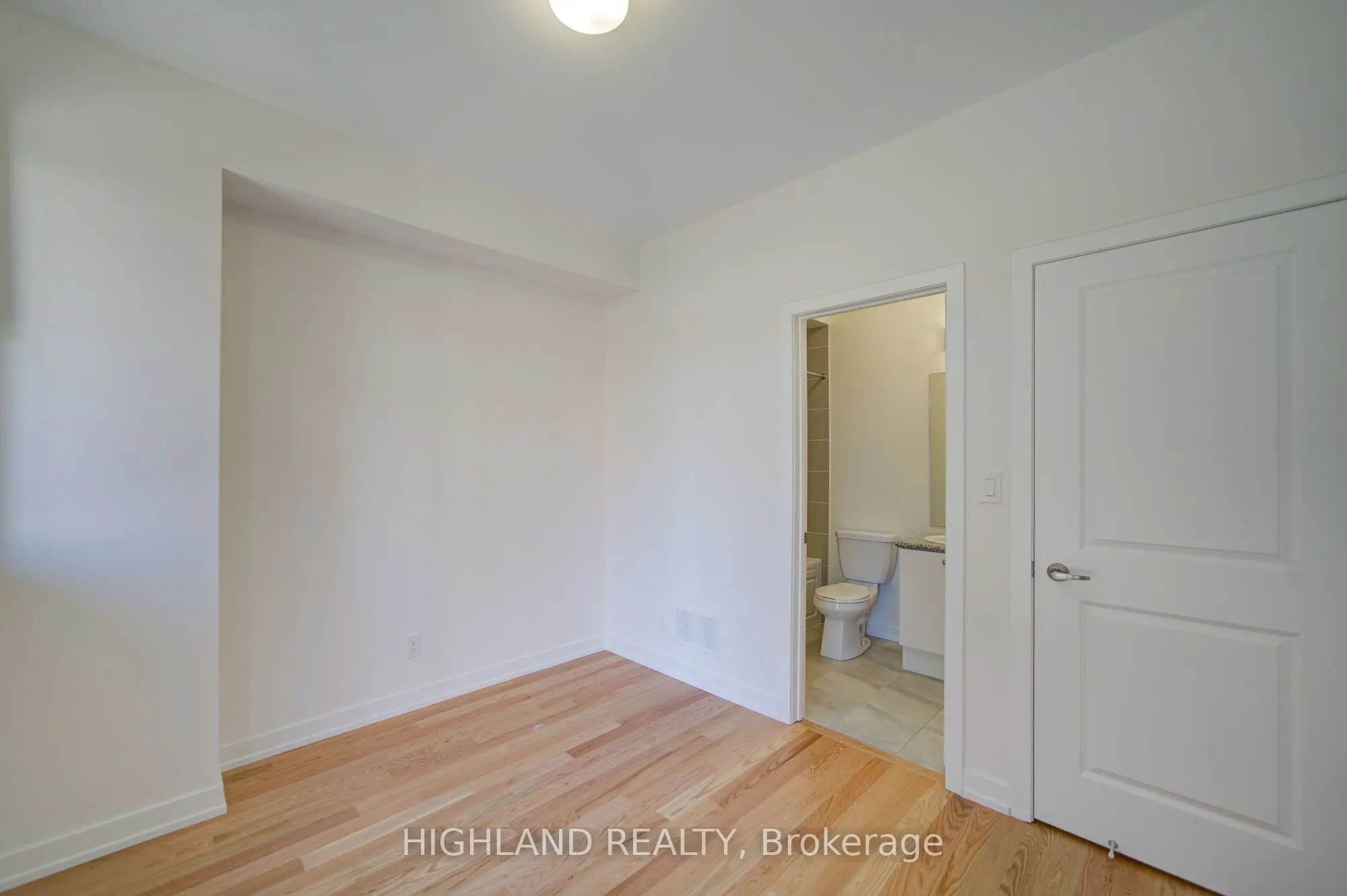 1164 Dartmouth Crescent