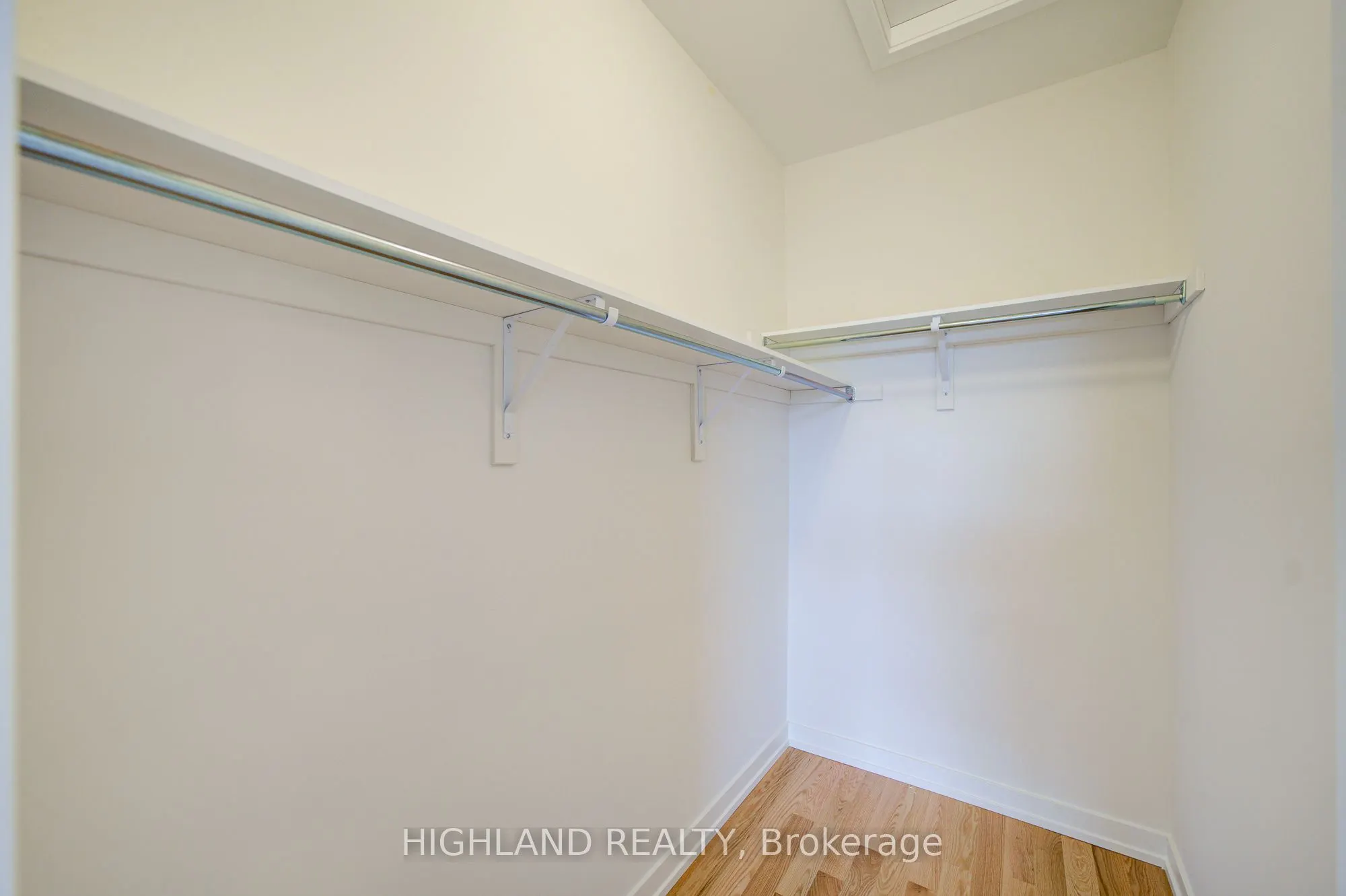 1164 Dartmouth Crescent