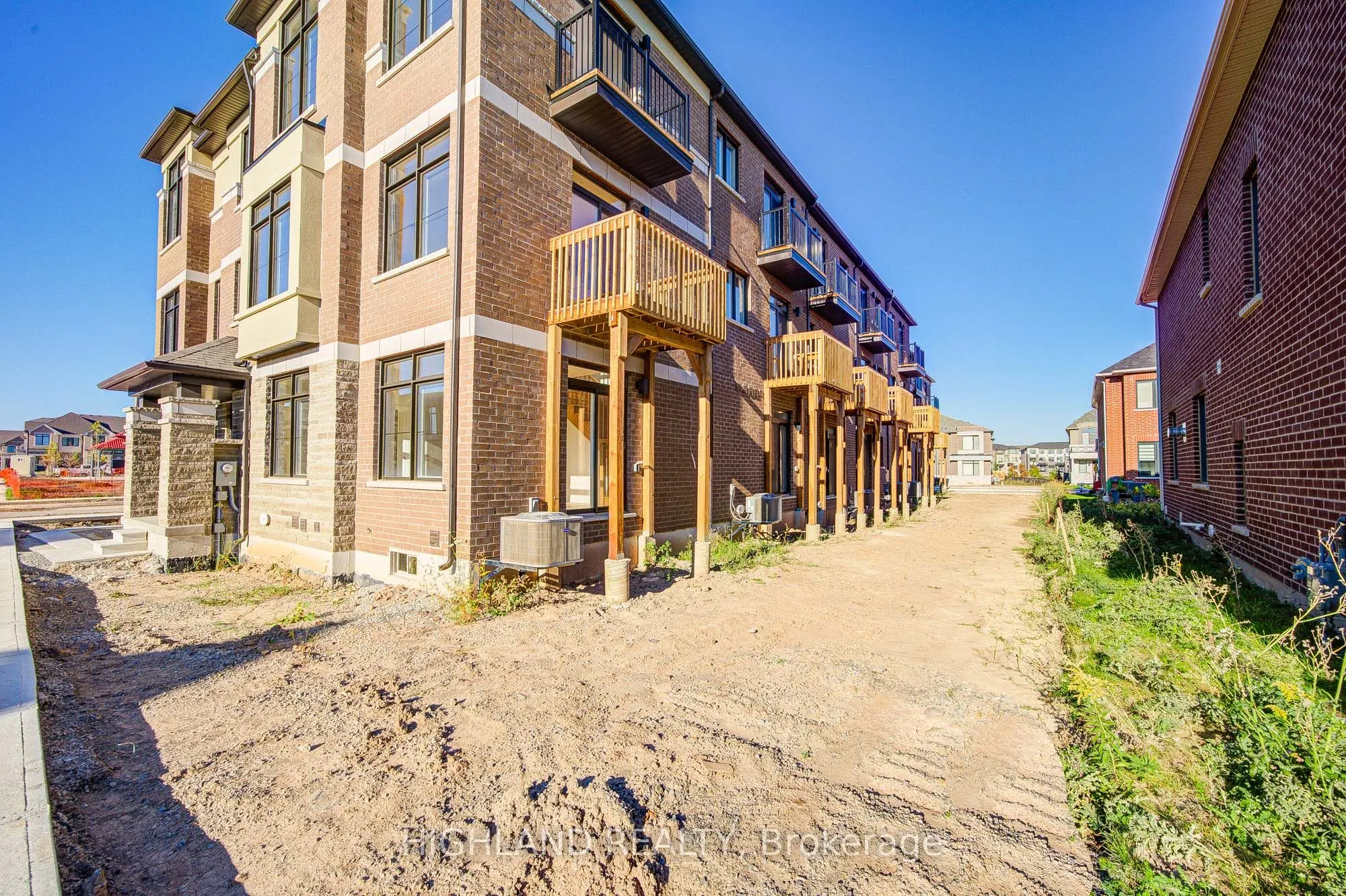 1164 Dartmouth Crescent