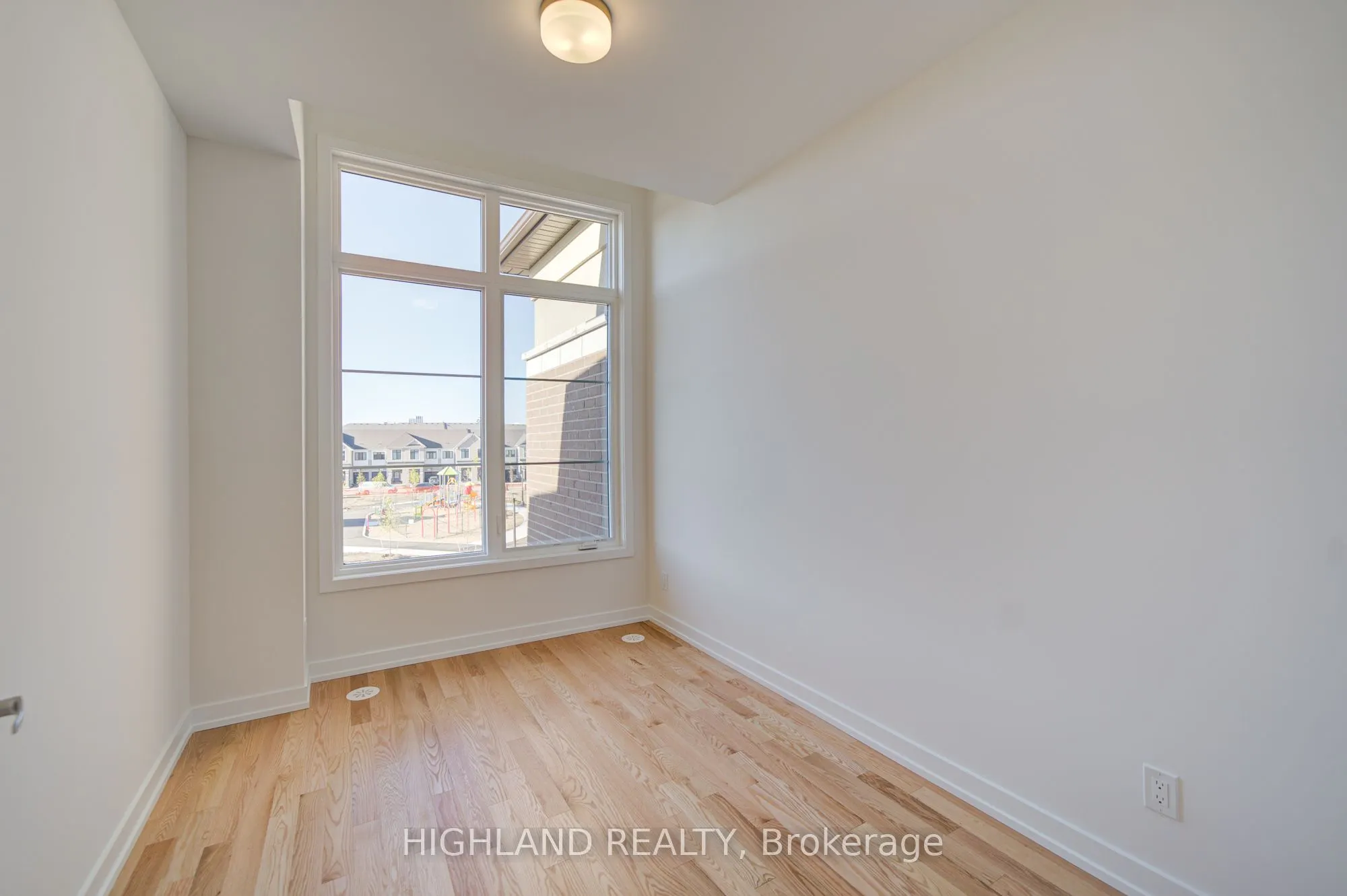1164 Dartmouth Crescent