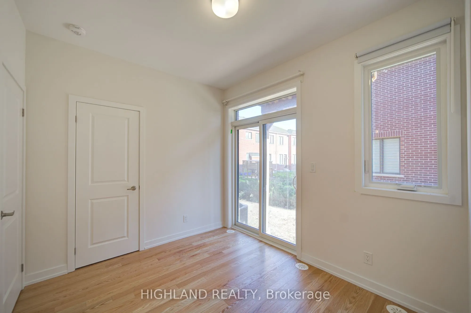 1164 Dartmouth Crescent