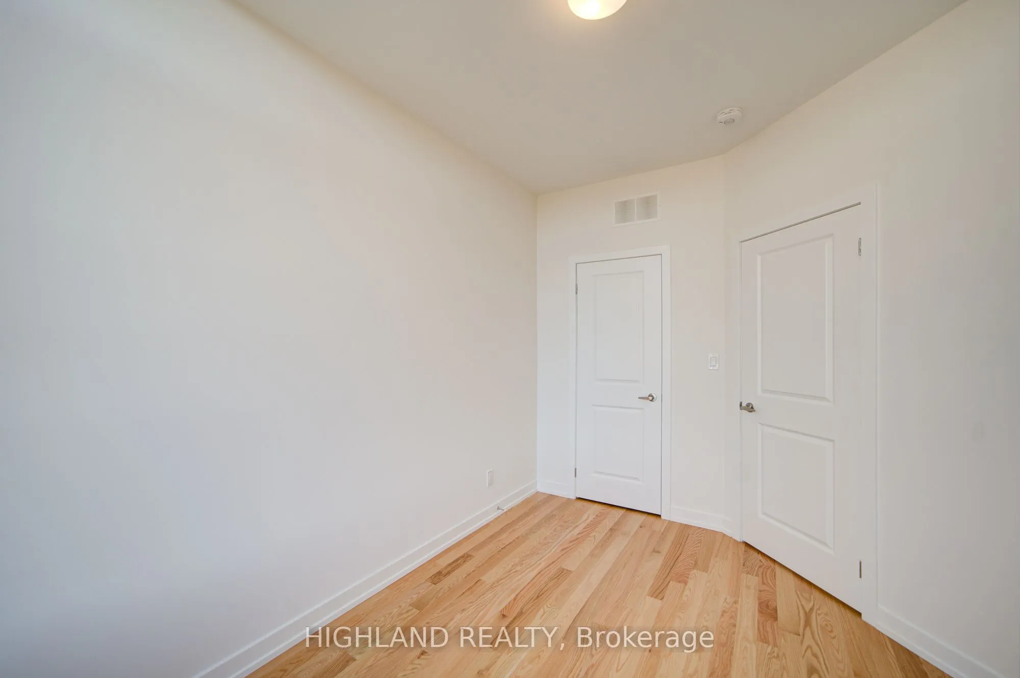 1164 Dartmouth Crescent