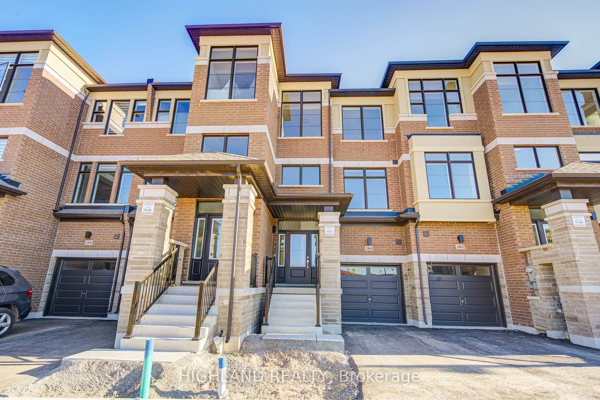 1164 Dartmouth Crescent