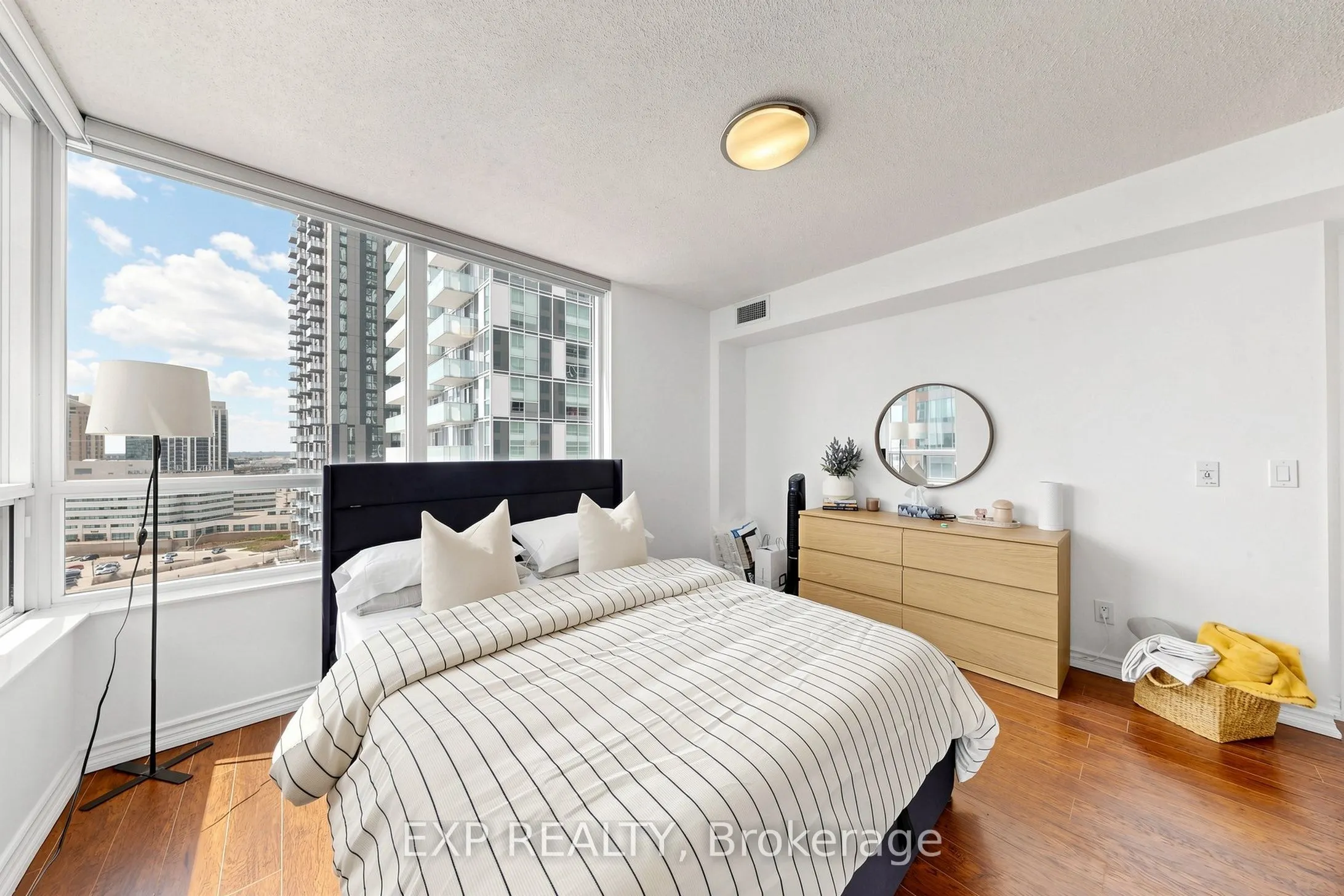 5233 Dundas Street W ##1428