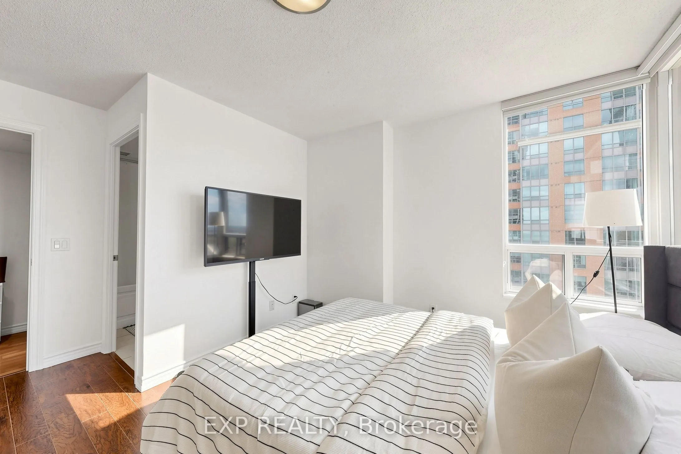 5233 Dundas Street W ##1428
