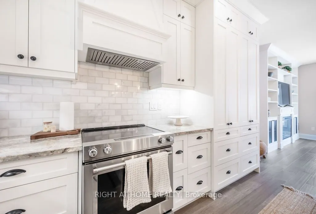 121 Lakeshore Road W #5