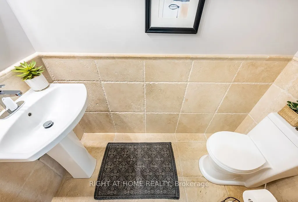 121 Lakeshore Road W #5