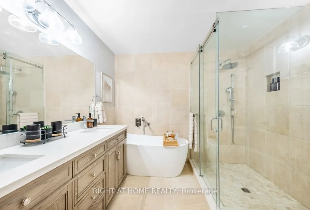 121 Lakeshore Road W #5