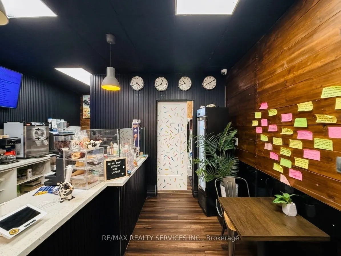 11 Queen Street W