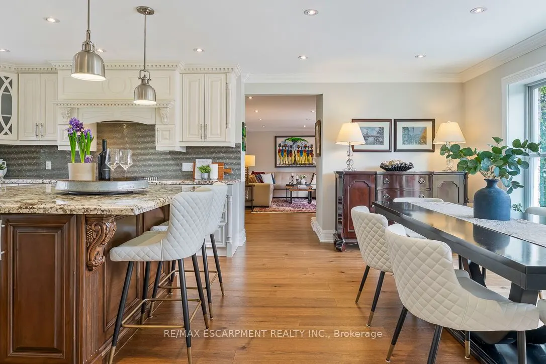 996 Cresthampton Lane