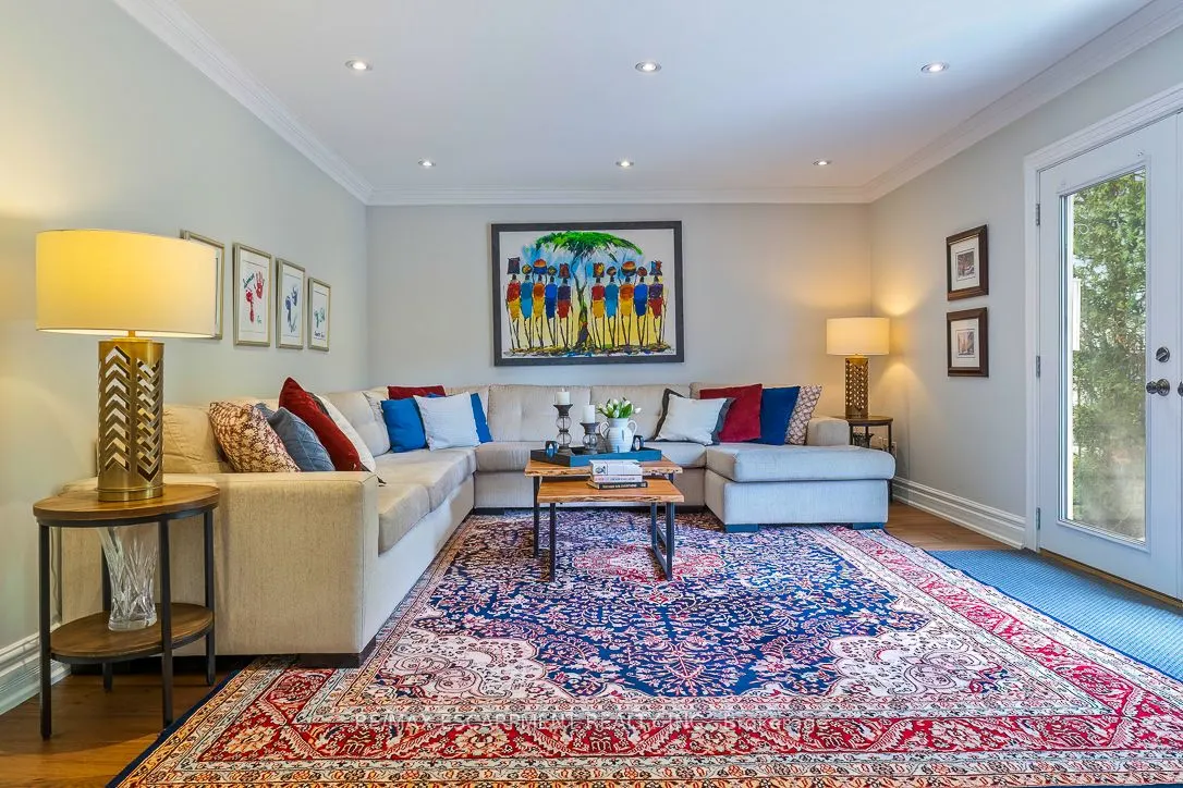 996 Cresthampton Lane